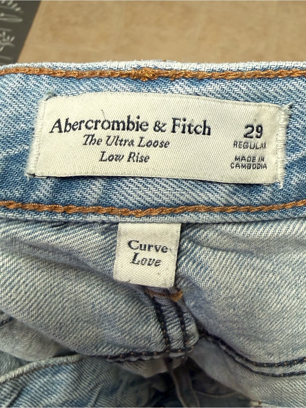 Abercrombie & Fitch Curve Love The Ultra Loose Low Rise Jeans Size 29 Light Wash - Picture 4 of 4